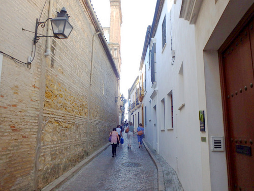 This street is next to the city wall (west side).